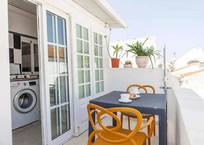 Governors Row * לאגוּ‏ש